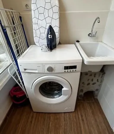 Lovers From Heated Pool מספאלומס