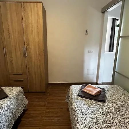 Lovers From Heated Pool מספאלומס